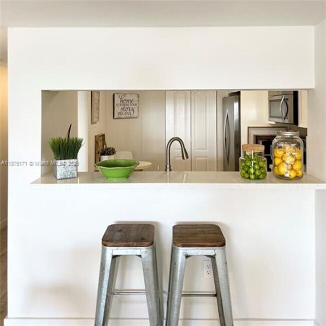 Building Photo - 5757 Collins Ave