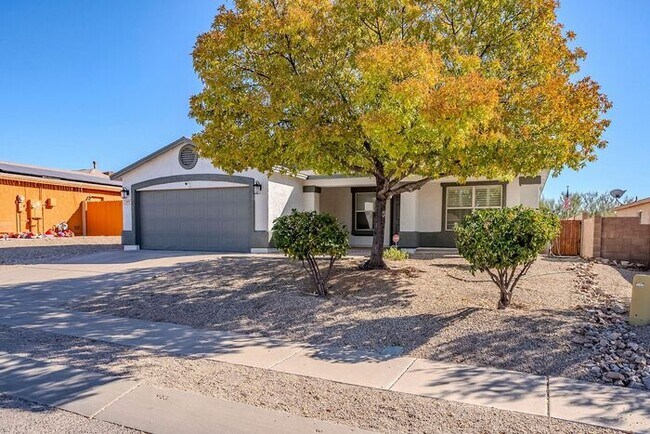 Building Photo - Bright & Spacious 3-Bed Oasis with Pool in...