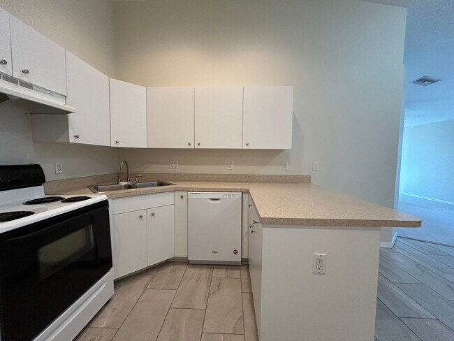 Foto del edificio - 2 Bedroom plus a DEN 2 Bath 1 Car Garage Duplex Cape Coral