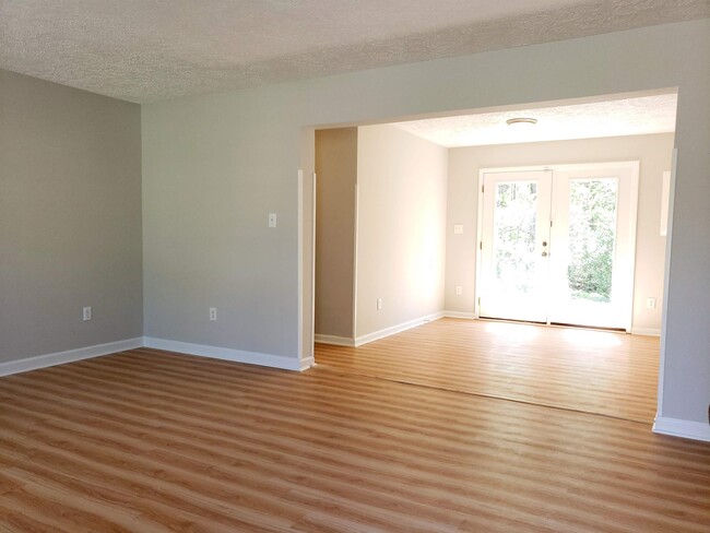 Building Photo - 308 Plaza Dr