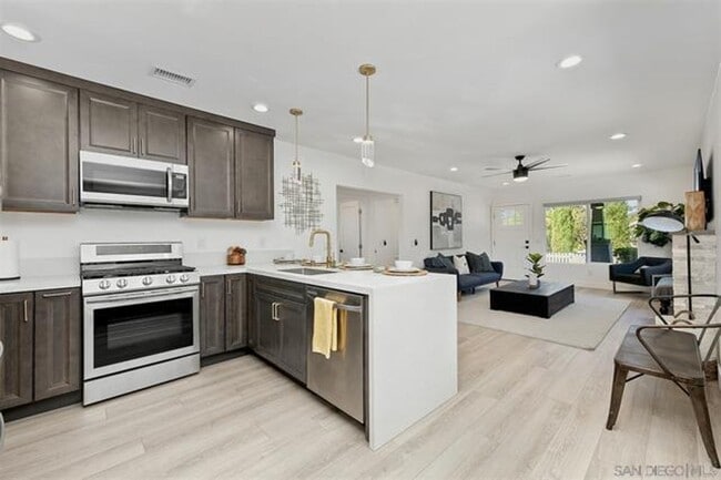 Building Photo - Beautiful 3 Bed/1.5 Bath Home in Hillcrest...