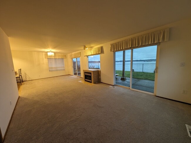 Building Photo - 2-Bedroom Waterfront Home in Manette