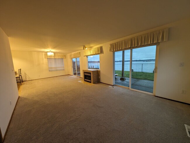 Foto del edificio - 2-Bedroom Waterfront Home in Manette