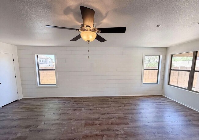 Foto del edificio - 7501 E Deer Valley Rd