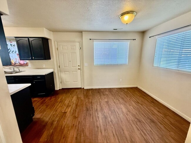 Building Photo - Cute 3-BR Townhome Near Costco
