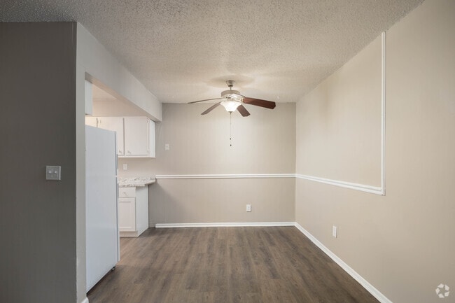 3BR, 2BA - 1,049SF - Dining Area - Creekside Apartments