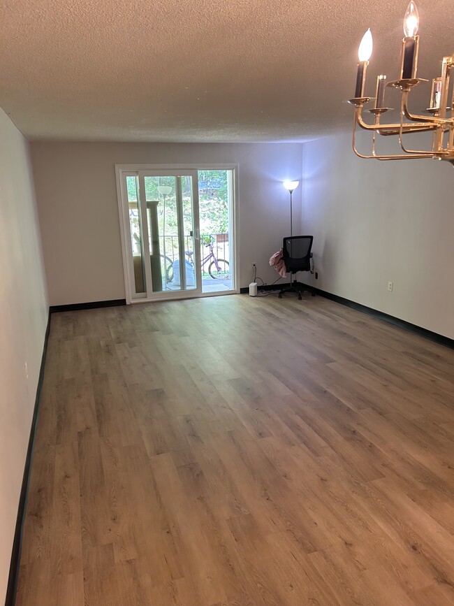 Lining room - 11 Shadowbrook Ln