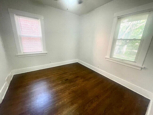 Building Photo - Spacious 4-bedroom, 2-bathroom home o