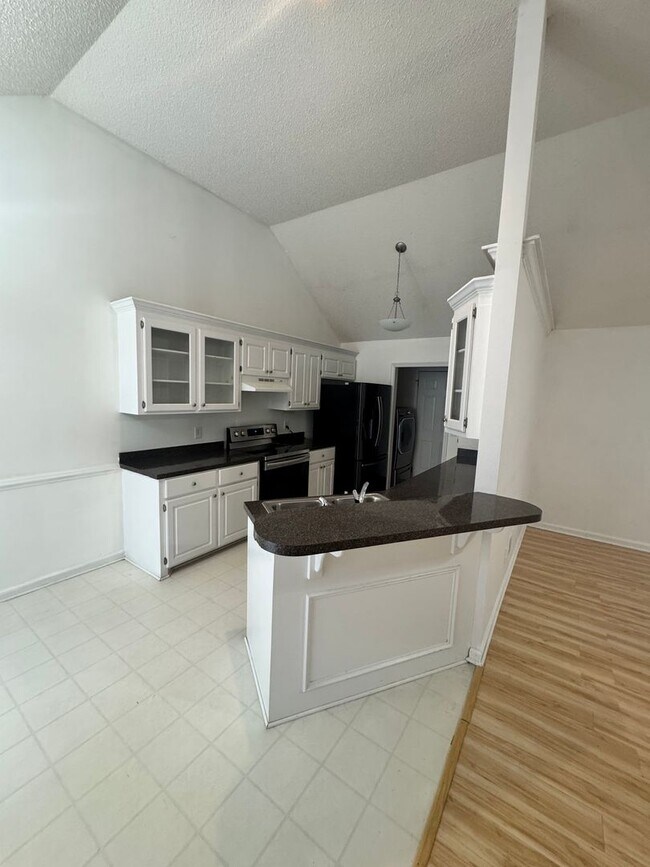 Building Photo - Single-family 3bd/2ba