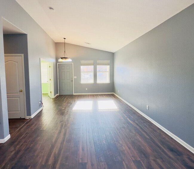 Foto del edificio - Beautiful Spacious 4 Bedroom Home