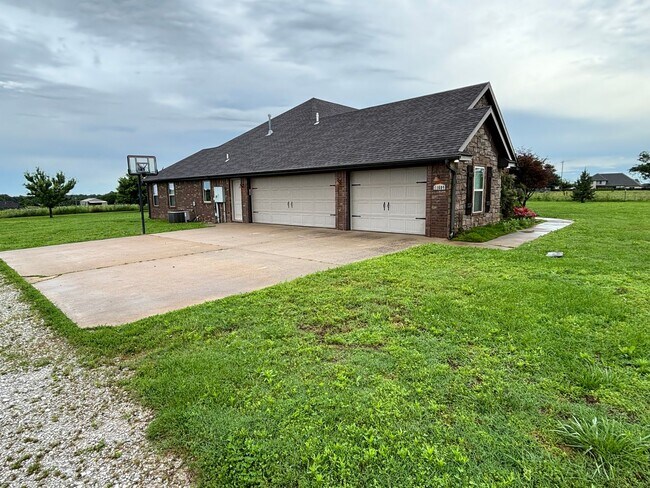 Building Photo - Need some space?? This is the place!!