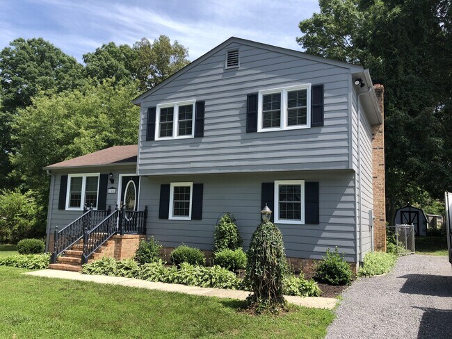Foto del edificio - AVAILABLE 7/18/2025 - 4 bedroom house in P...