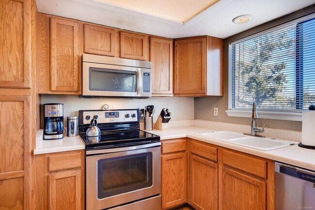 Cocina con electrodomésticos de acero inoxidable. - 513 Southpark Rd