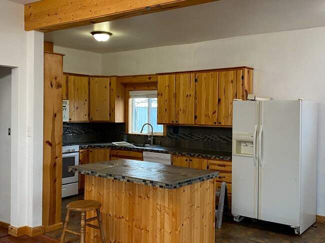 Kitchen w/ Island - 38814 Jefferson Scio Dr