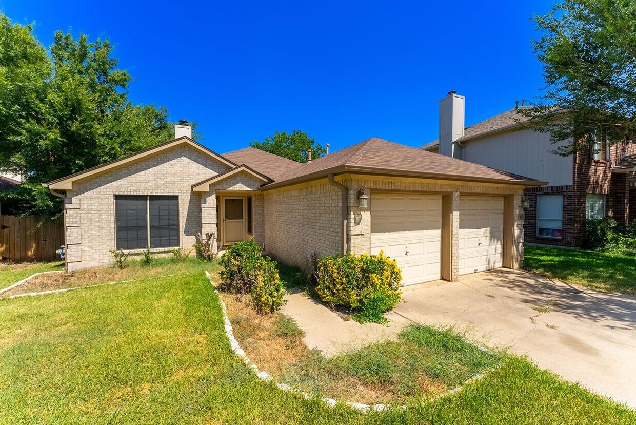 Primary Photo - Charming Sunlit 3-Bedroom Home with Spacio...