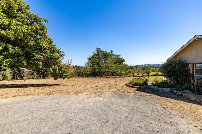 Building Photo - Cozy 2-Bedroom, 1-Bath Duplex with Stunnin...