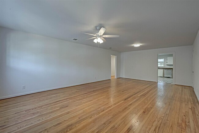 Building Photo - 2806 Greenbriar Dr