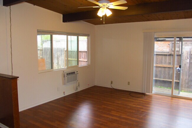 Foto del edificio - 993-995Butte