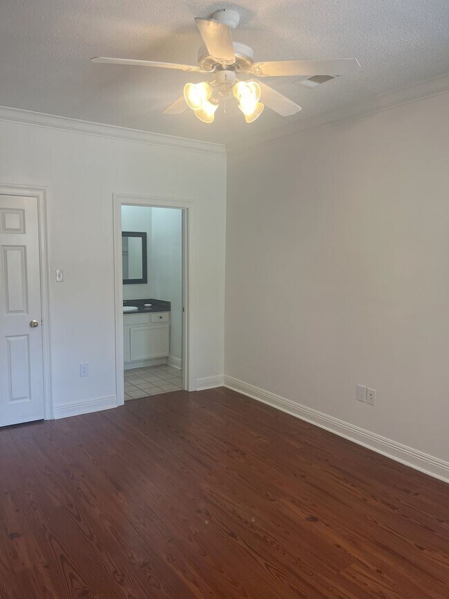 Foto del edificio - 4464 Highland Rd