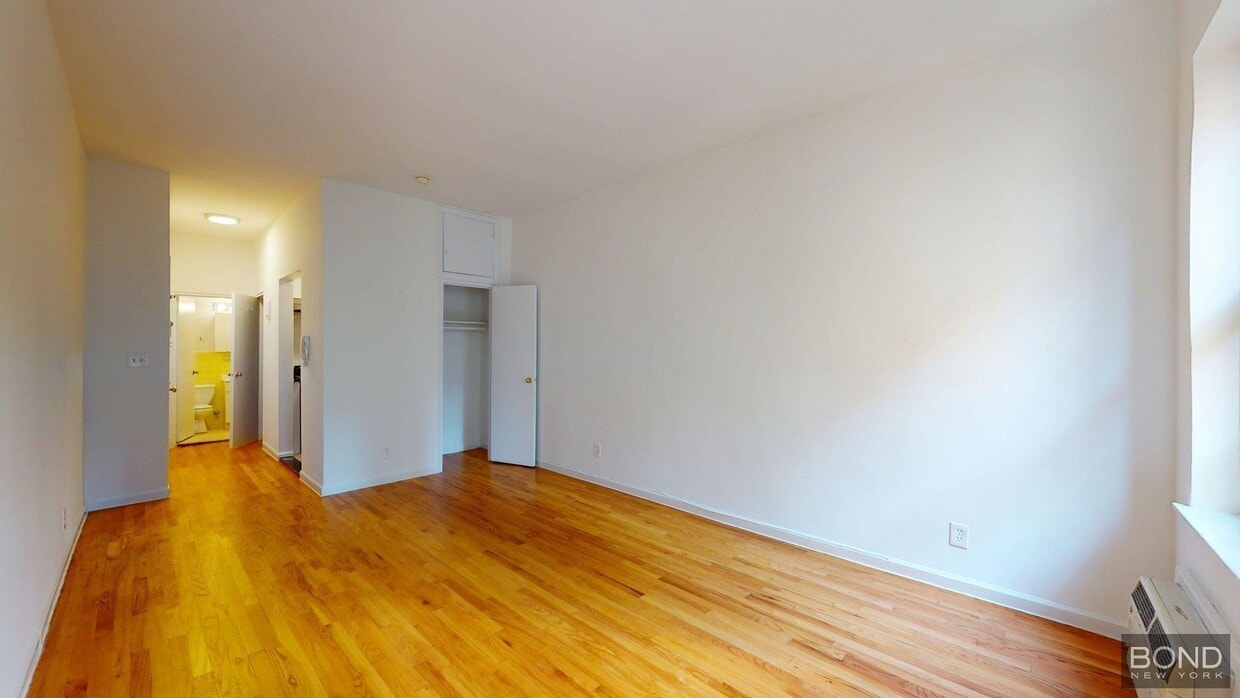 Building Photo - 350 E 76th St