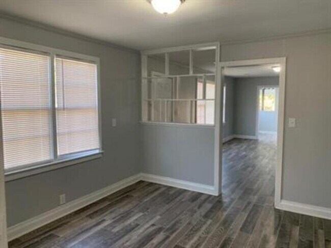 Building Photo - 352 Adams St