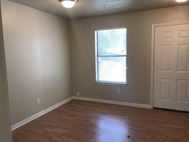 Foto del edificio - 592 Hill Ln
