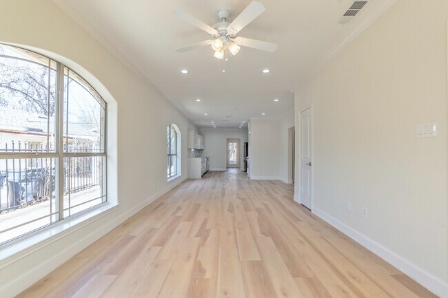 Foto del edificio - Fully Updated 1910 Craftsman in Mount Auburn | 3BD/2BA Near Lakewood