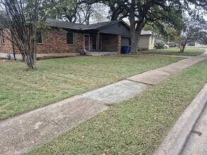 Building Photo - 708 Shady Ln