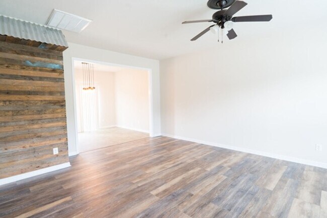 Foto del edificio - 3 Bedroom 2.5 Bath With Large Backyard