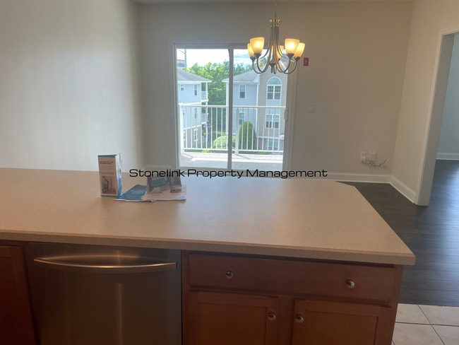 Building Photo - Luxury Condo For Rent in Ross Commons of R...