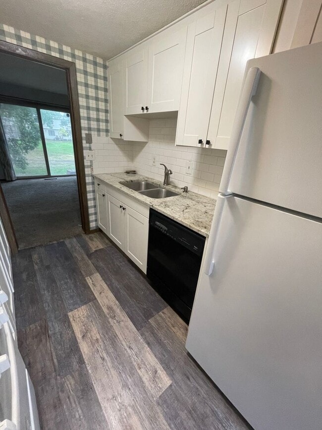 Building Photo - Spacious 3 BR / 2 BA Townhouse w/ Walkout ...