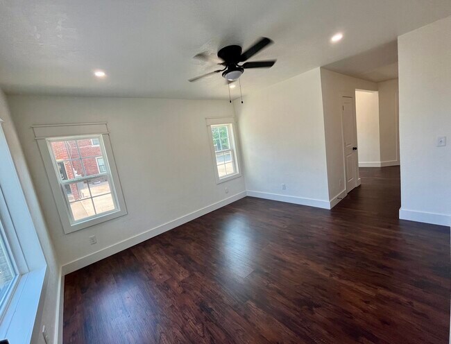Living room - 2409 N Robinson Ave