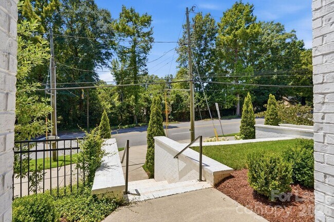 Foto del edificio - 2428 Runnymede Ln