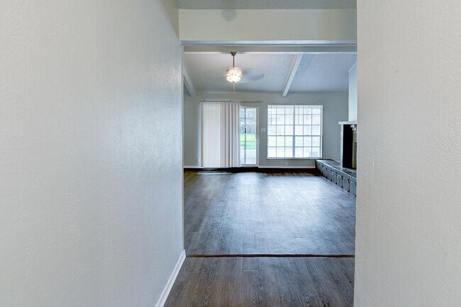 Building Photo - 2705 Warren Lane