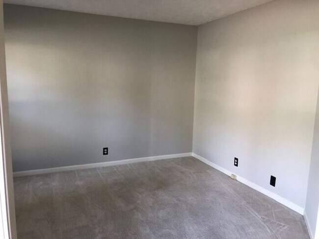 Building Photo - 3 Bedroom 2.5 Bath 2-story home in Bradfor...