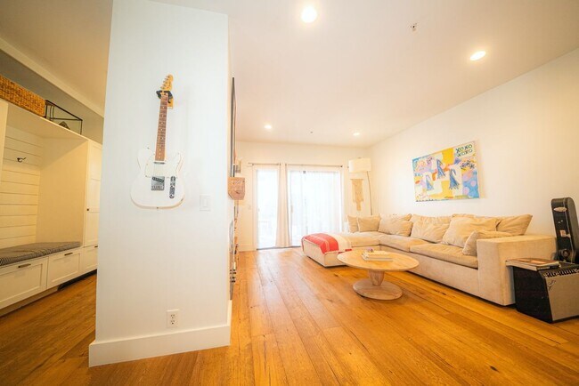 Foto del edificio - 4527 Carpinteria Ave