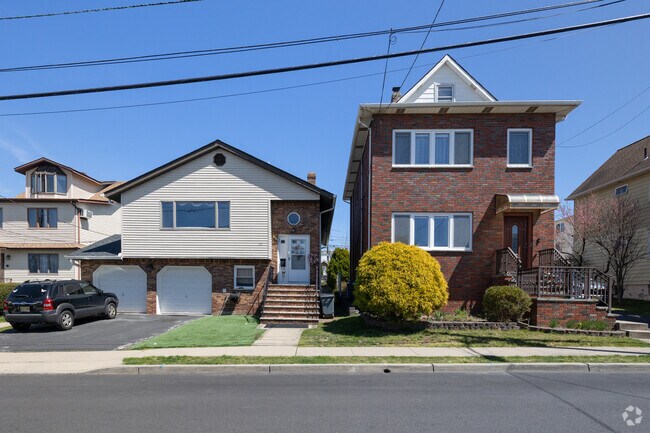 Garfield’s mixed-style homes offer a blend of Colonial, duplex, and townhome designs.