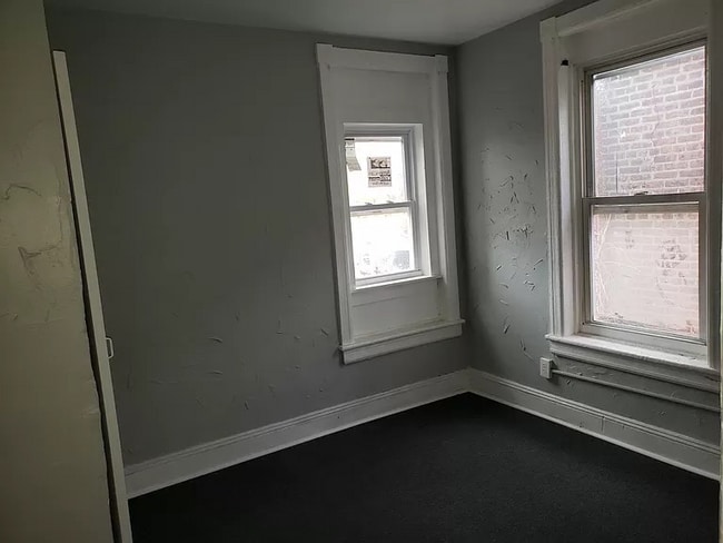 Building Photo - 872 E State St