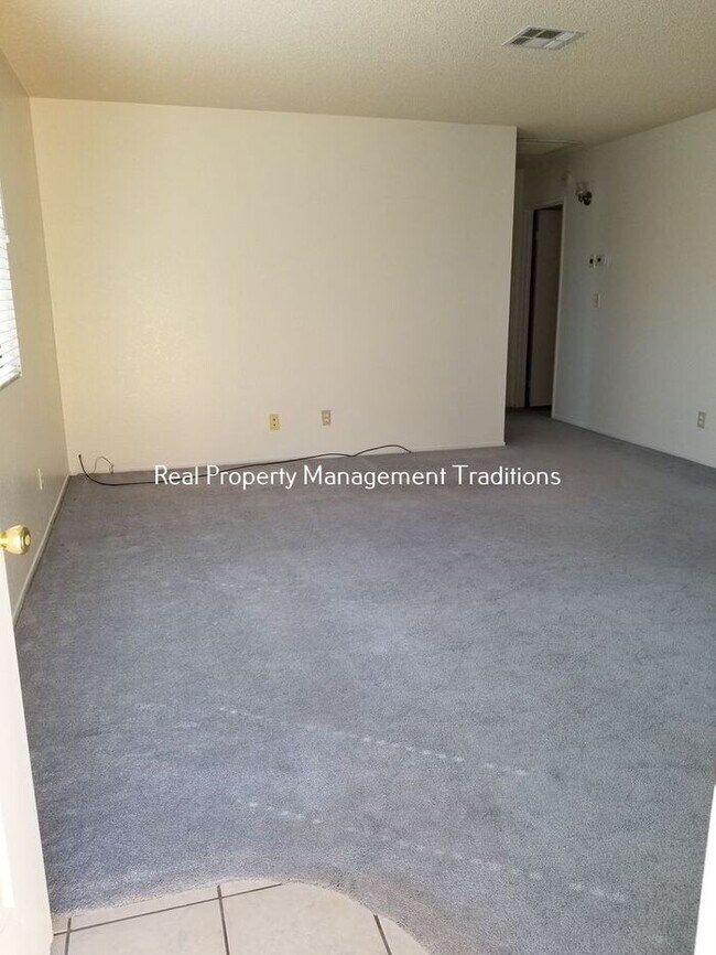 Building Photo - Cute Lancaster Duplex!