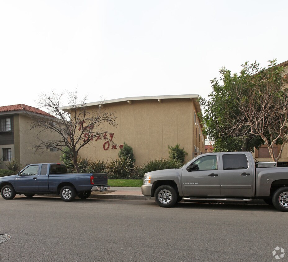 Building Photo - 261 W Verdugo Ave