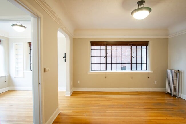 Building Photo - Charming 3rd Floor 1Bdr in Heart of NW!