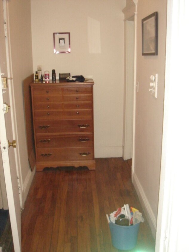 Building Photo - Sunny 3 fl Studio for August No Fee Seconds to B and C line Heat Hw Inc Students OK