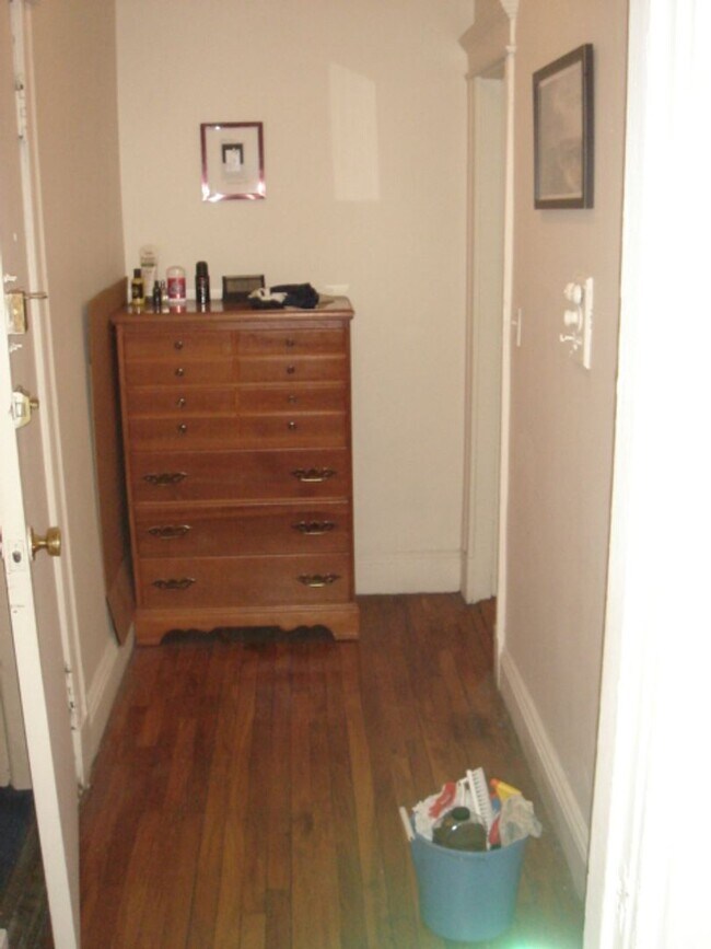 Building Photo - NO FEE 9/1 large sunny 1 bed in Packards Corner near BU August 1  Students ok