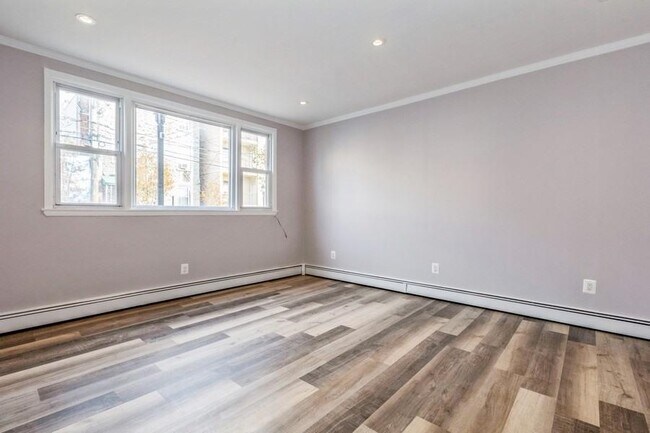 Building Photo - 211 43rd St