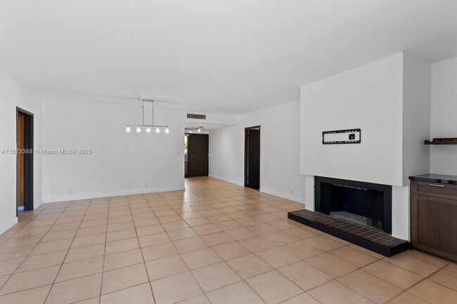 Foto del edificio - 161 Crandon Blvd