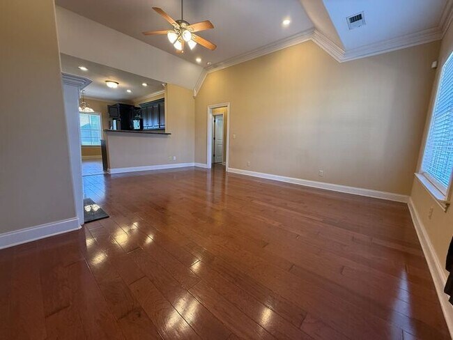 Building Photo - GORGEOUS HOME IN RUSTLING OAKS JUST MINUTES FROM MEMPHIS