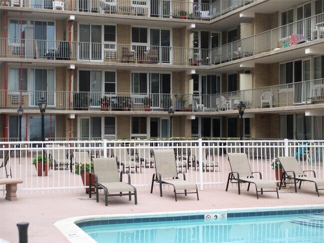 Foto del edificio - 650 Shore Rd