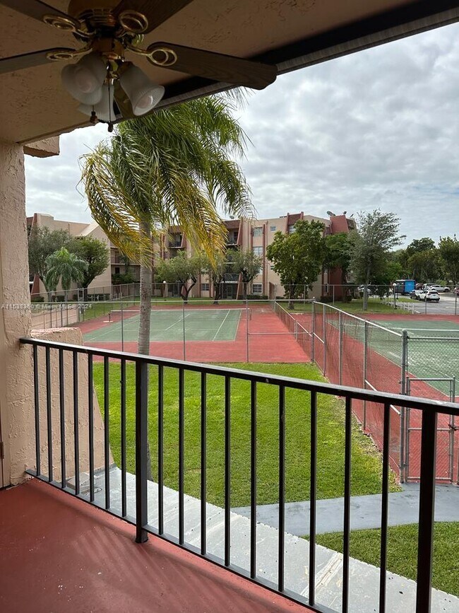 Foto del edificio - 13701 Kendale Lakes Cir