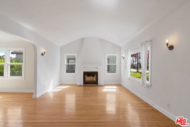 Building Photo - 5606 S Rimpau Blvd