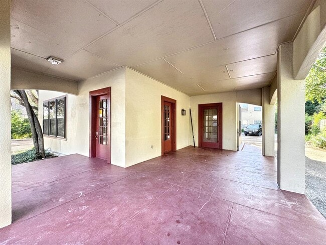 Building Photo - 410 Burleson St